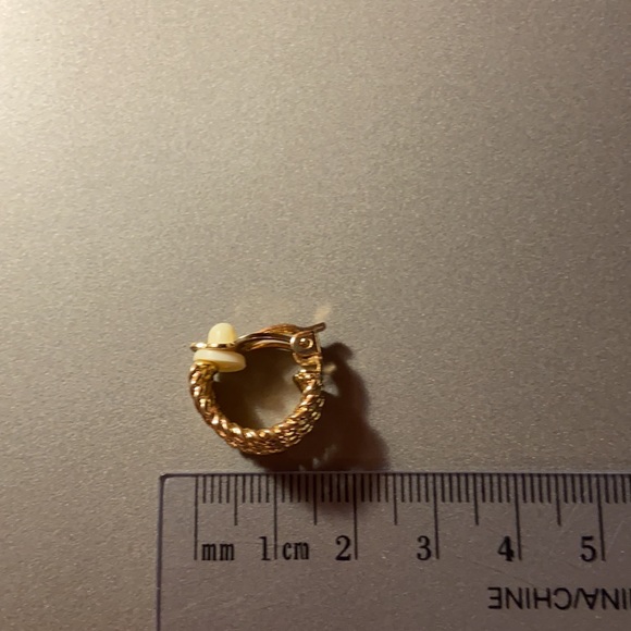 Little gold hoop clip-on earrings - Picture 5 of 5